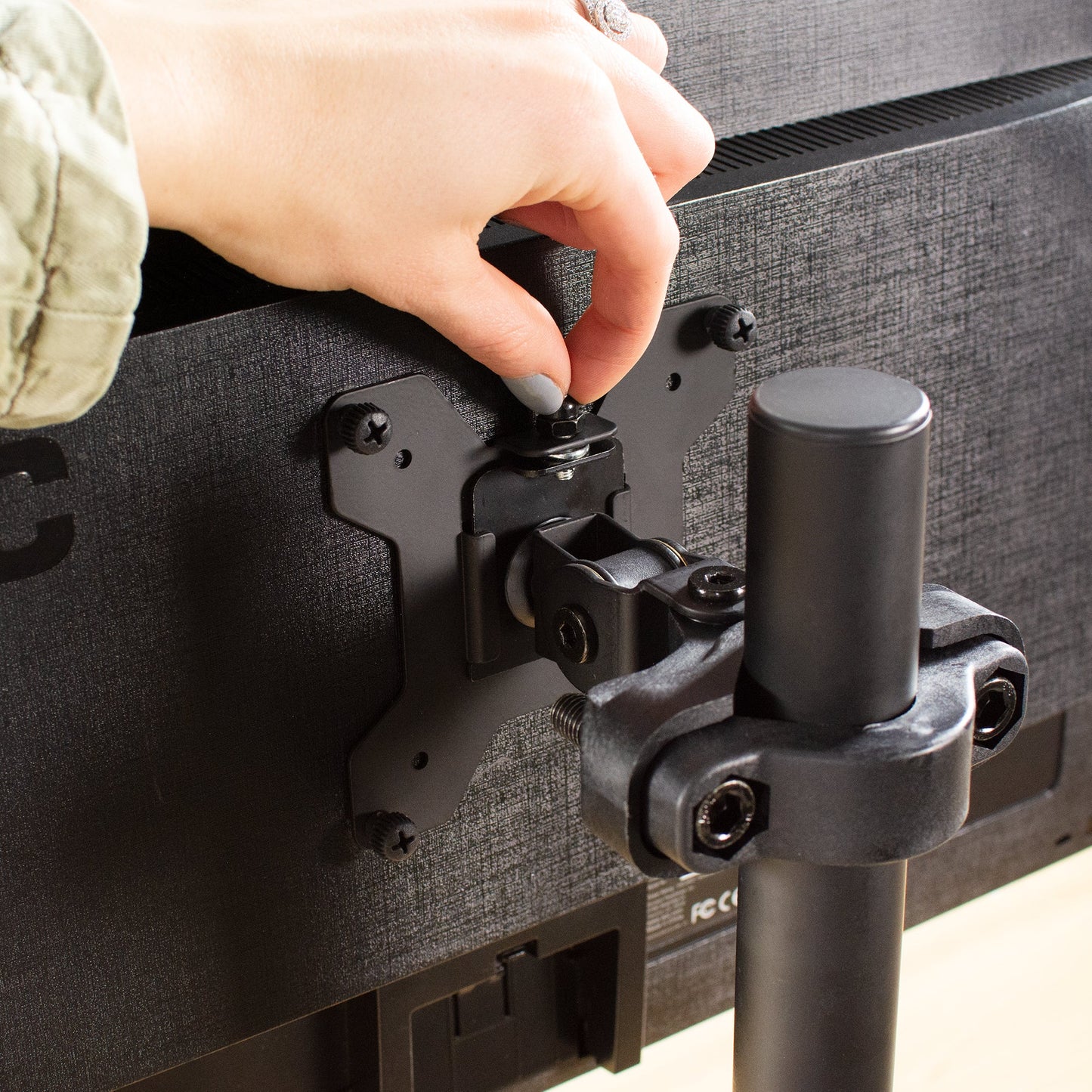 Pole Mount Bracket for 17" to 32" TVs